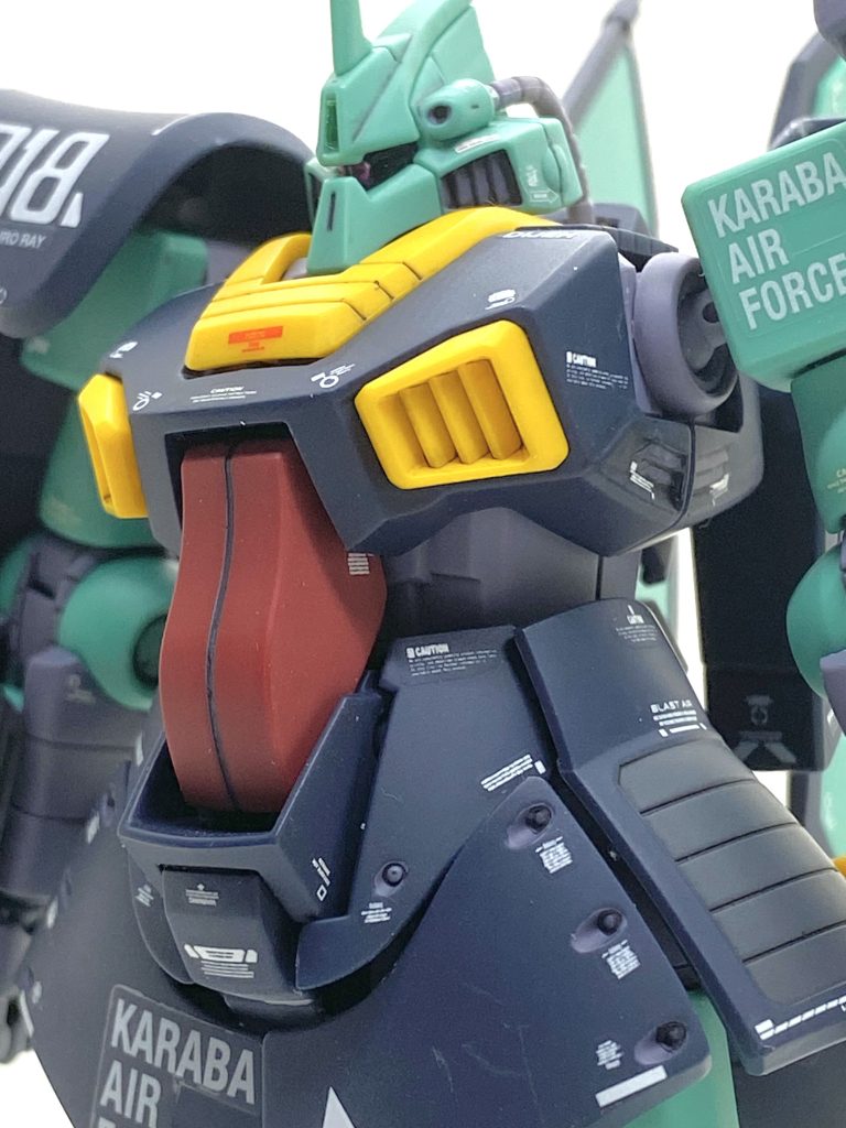 アムロのAのマーキングは設定上ではZプラスA1のテストカラーからで先に配備されてるディジェではAのマーキングが無い筈ですが、アムロほどの英雄ですとZプラスA1が配備されても予備機があると思いますからZプラス同様にAのマーキングや018のナンバー、アウドムラのコードでありますAEのマークも貼ってガンダム・センチネルと同じ世界観での機体を意識しました。Aのマーキングはリック・ディジェと同じ位置にしています。