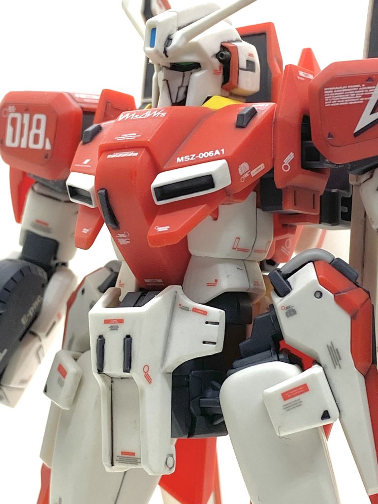 ガンダムセンチネルの機体はHGですとSガンダム二種類にゼータプラスC1、ゼクアインだけでネロやFAZZ、ガンダムマークⅤなどはまだキット化されてませんが最初はSガンダムを作ろうと思ってましたが・・・HGもMGもかなり複雑な構造で塗り分けも多く、どちらも一月以上も完成するのに掛かったので逃げて(笑)、アムロが乗ったと言われるゼータプラスにしました。最初に付属のデカールを設定通りに貼り、そこから+@でマーキングやコーションデカールを貼り、情報量を増やすやり方にしましたが貼り終わるのに3日半も掛かりました。