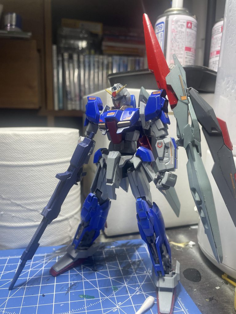 組み替え無しでの飛行形態はWガンダムやSEED系に近い感じです。故に下から観るとなんとも情けない姿に…