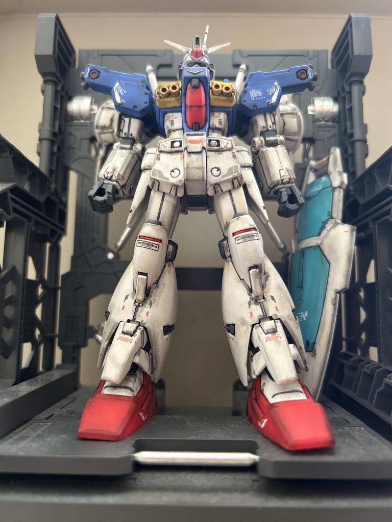 肩幅の広い青1色の肩アーマーは、当時の主人公機では珍しいと感じました。