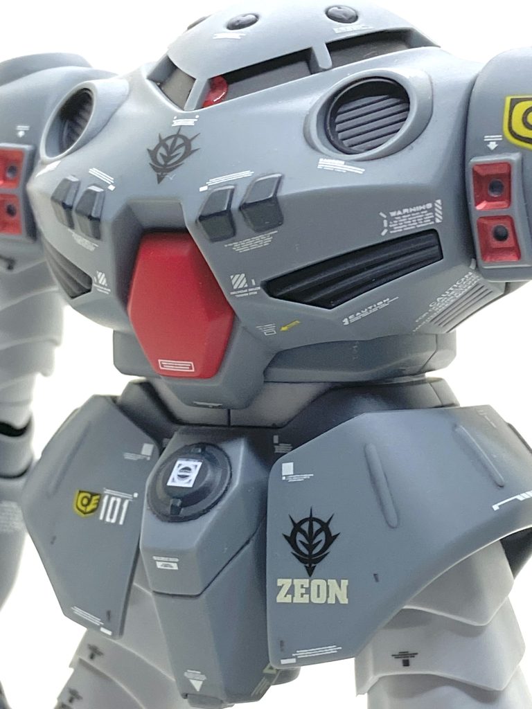 モノアイは固定でですがモノアイレールや細かい各所ダクト、ディテールなどはシャープでかなり作り甲斐があります。合わせ目も肩や足の一部、ジェットパック位で表面処理はそれほど時間が掛からず終わりました。