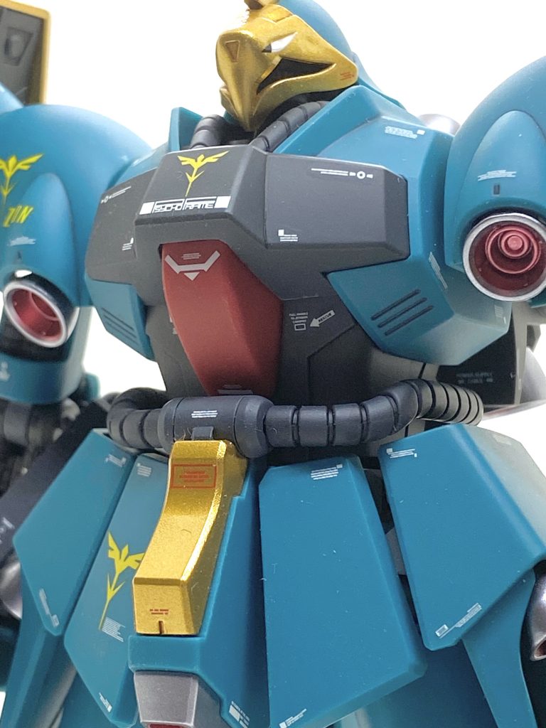 自分はゴールドの塗装が大変苦手で百式の時は肩の部分がムラになってしまう大失敗して、下地の黒から修正したのですが色合いが明らかに違う酷い出来になり、それで汚しをして誤魔化しました。そのおかげで百式も独特の味がある物になり気に入ってはいるのですが・・・どうしてもフェネクスを作りたいという願望があり、あの機体は全てゴールドですから全塗装は逃げられないです。昔のホビージャパンを読んでいたらFSSのナイト・オブ・ゴールドの作例があり、綺麗なゴールドで製作文を読みましたら「ガイアのスターブライトゴールドなら修正して上から吹いても同じ色合いになります」と書いてあり「これだ！！」と思いました。ギャンを作った時にスターブライトゴールドは使っていたので迷わず、この色を実戦投入します。