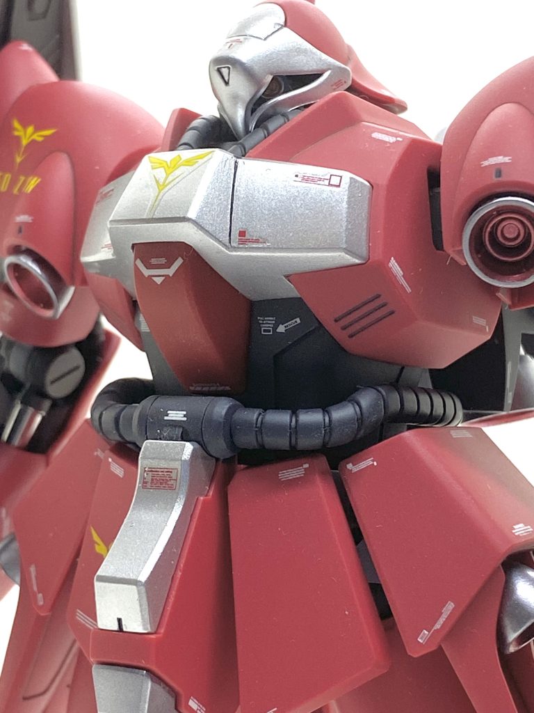 前回のゴールド塗装はギュネイ機の時は上手くいき、綺麗に塗れたので今回も同じメーカーでありますガイアノーツ様のEx-シルバーを下地に黒を塗らず(失敗したら黒から塗らないといけない為)、1200番まで表面処理をして塗ったのですが・・・表面処理の際に目視であんまり確認しなかったせいか所々でヤスリ傷が目立ってしまう上に埃を巻き込んでしまった為に何度も失敗し、3回ほど2000番で悪い箇所を削って塗装して・・・を繰り返しています。Ex-シルバーもスターブライトゴールドと同じく修正して上から吹いても同じ色合いになりますがシルバーの方が難しく、それだけで塗り終わるのに半日掛かってしまいました。