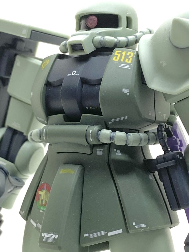 HGUCの量産型ザクの本体の緑部もゲルググ同様に成型色が大変素晴らしく、自分には調色出来ない色加減でつや消し吹くと更に質感が増しました。今回はこのザク用のグリーンで成型されていますMSハンド02(ジオン用)を満を持して使いましたが・・・ハイデティール過ぎて、ある意味面白い仕上がりになりました(笑)。