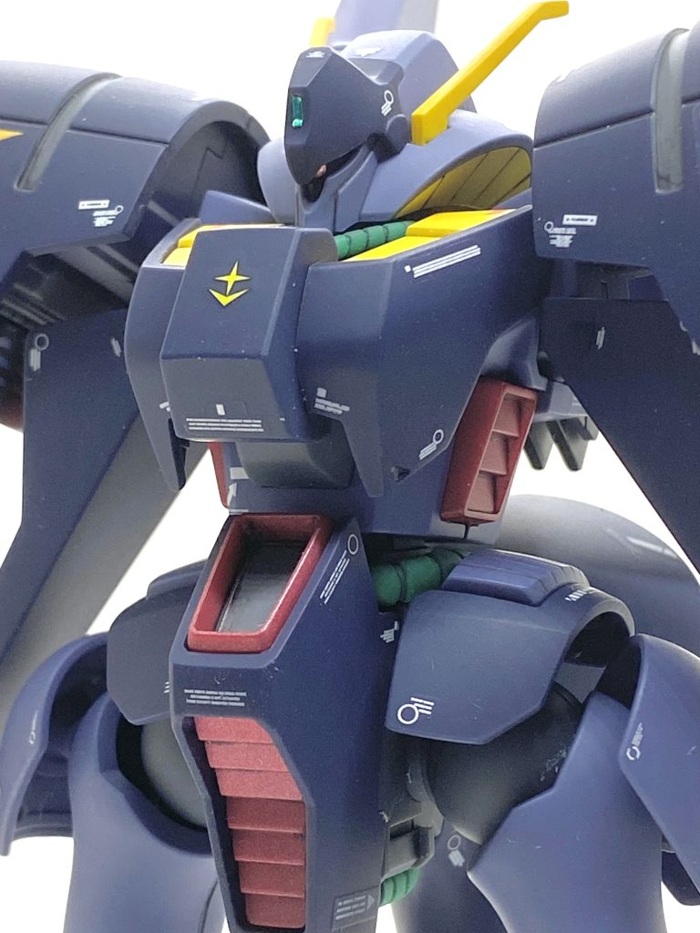 バイアランは1/144ですとかなり大きい機体で旧キットは1/220しか出なかったのでがっかりした記憶があります。しかし・・・同スケールで出ましたアッシマーやキュベレイよりも断然にプロポーションが良かった好キットだった記憶もあります。HGUCはバイアラン・カスタムの流用ですがかなり細かくパーツ分けされており、これは素晴らしい事なので赤は全てメタリックレッドで塗装しました。それをつや消しにしますと・・・ギラギラ感が消える落ち着いた色合いになり、これは大成功だったと思います。黄色部も全て塗装したのですがバックパック両側のスラスター上部にある箇所と肩の黄色部はグレーで塗っています。設定では両腕の掌部にはメガ粒子砲があるのですがモールドにはなっていないのでピンパイズで穴を開けて、塗り分けました。