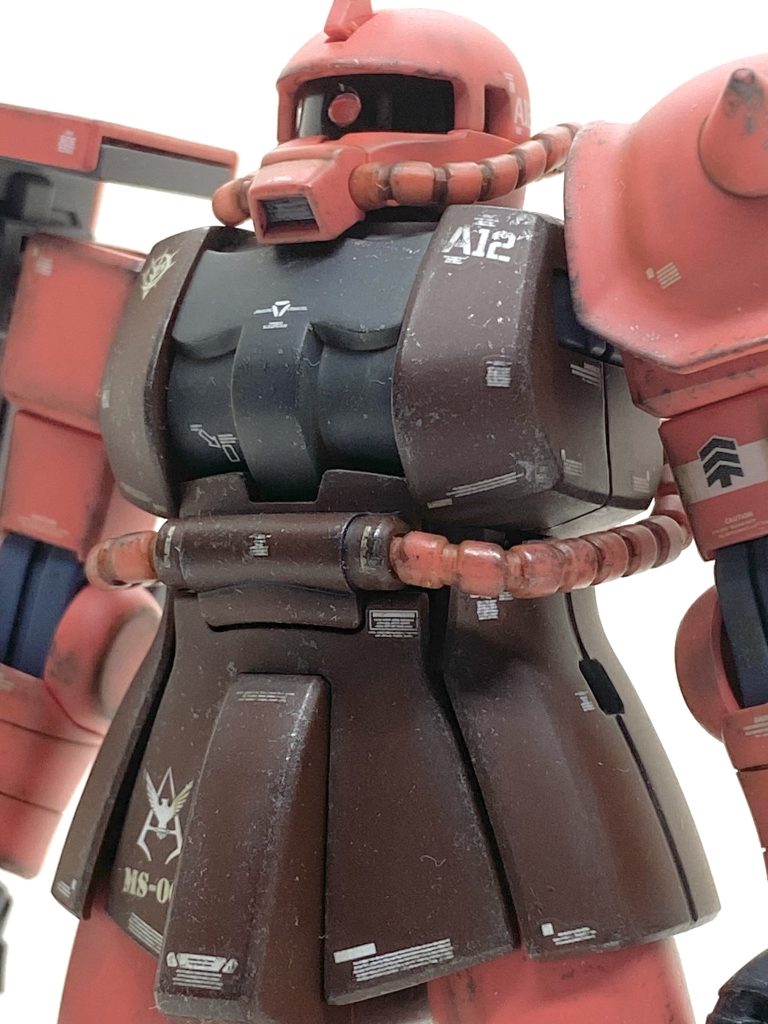 シャア専用ザクはスマートな感じのREVIVEモデルもありますがそちらは普通に作る予定なので・・・無骨なプロポーションの旧HGUCはガルマ散るで地上で戦闘していた汚し塗装の方が似合いそうなのでらいだ～Joe様のお気軽汚しを施しました。今回はチッピングは少なめにしてパステルの方は多めにつけましたら・・・出汁が出て味が沁みそうなシャア専用ザクになりました(笑)。