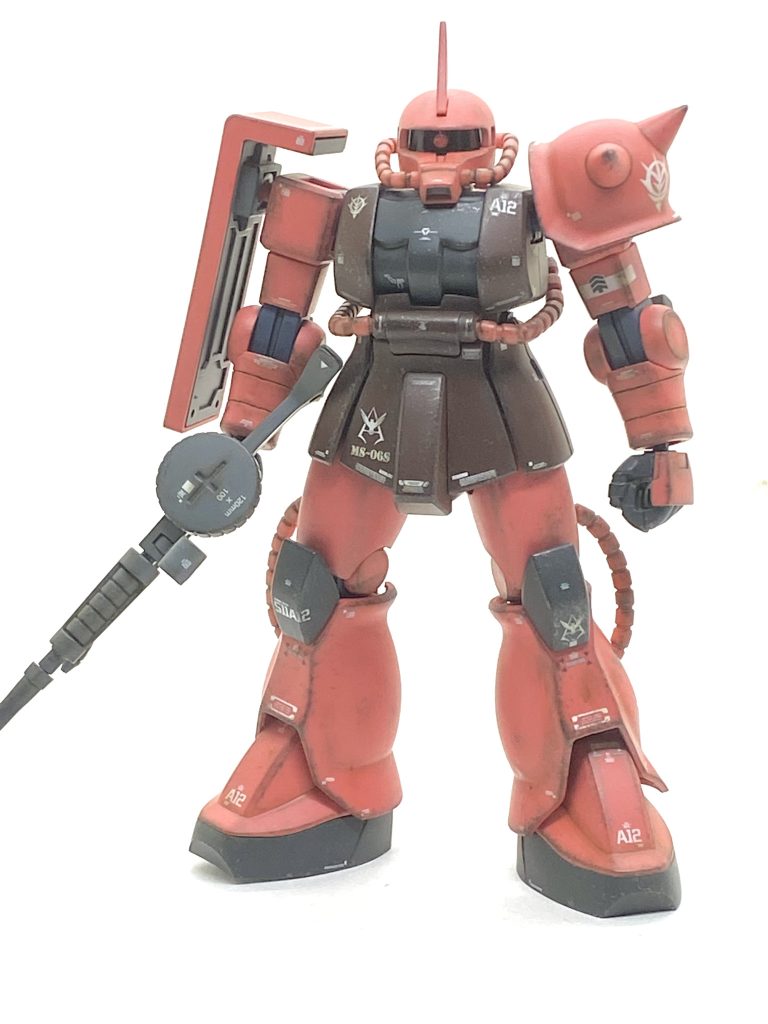 旧HGUCのシャア専用ザクの成型色は合わせ目を処理しても全然白化せず非常に楽でした(同じ成型色のゲルググやズゴックはそれなりに白化しましたが)。ただ武器は接着しますと白化が大変目立つので塗装しないと厳しいです。