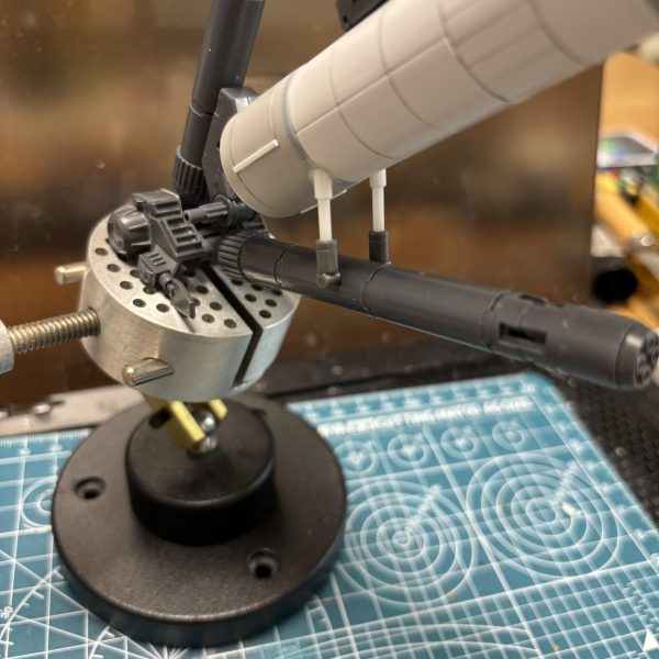中央のタンクを支えるシリンダーを製作ブースターを取り付ける根本にプラパイプで接続部分を追加！バックパックはもうちょいで終わりかなー。（3枚目）
