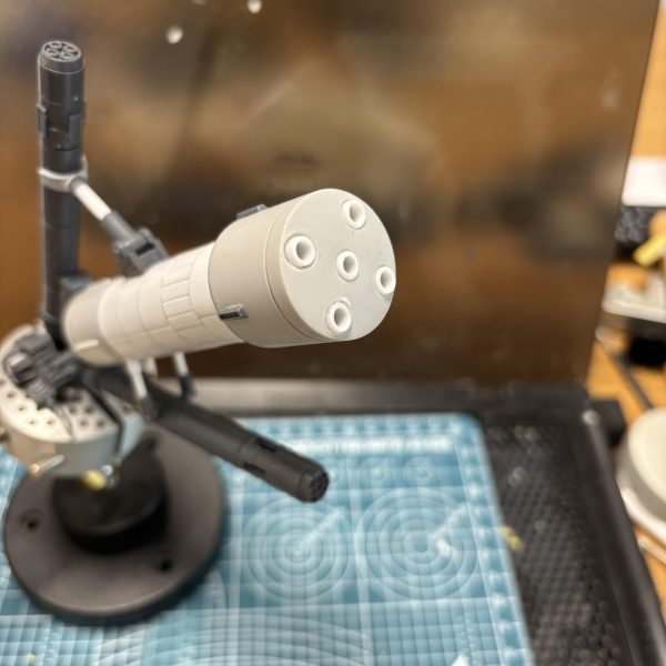 中央のタンクを支えるシリンダーを製作ブースターを取り付ける根本にプラパイプで接続部分を追加！バックパックはもうちょいで終わりかなー。（4枚目）
