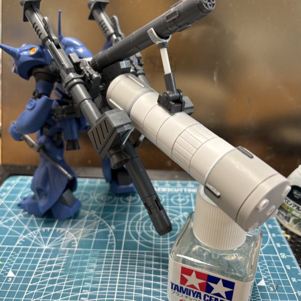 中央のタンクを支えるシリンダーを製作ブースターを取り付ける根本にプラパイプで接続部分を追加！バックパックはもうちょいで終わりかなー。（6枚目）