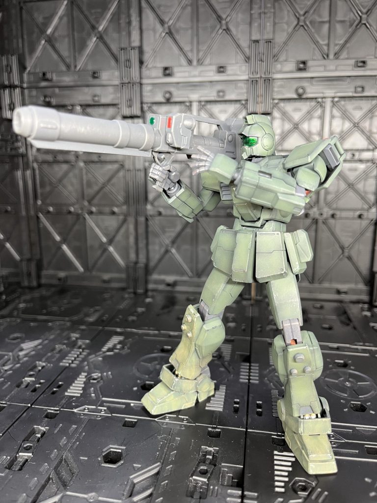 レール・ガン。キットには付属してませんが、地上戦セットついでに制作。持ち手はガンダムベースで買ったウェポンキットから拝借。手首が長いので短縮しています。