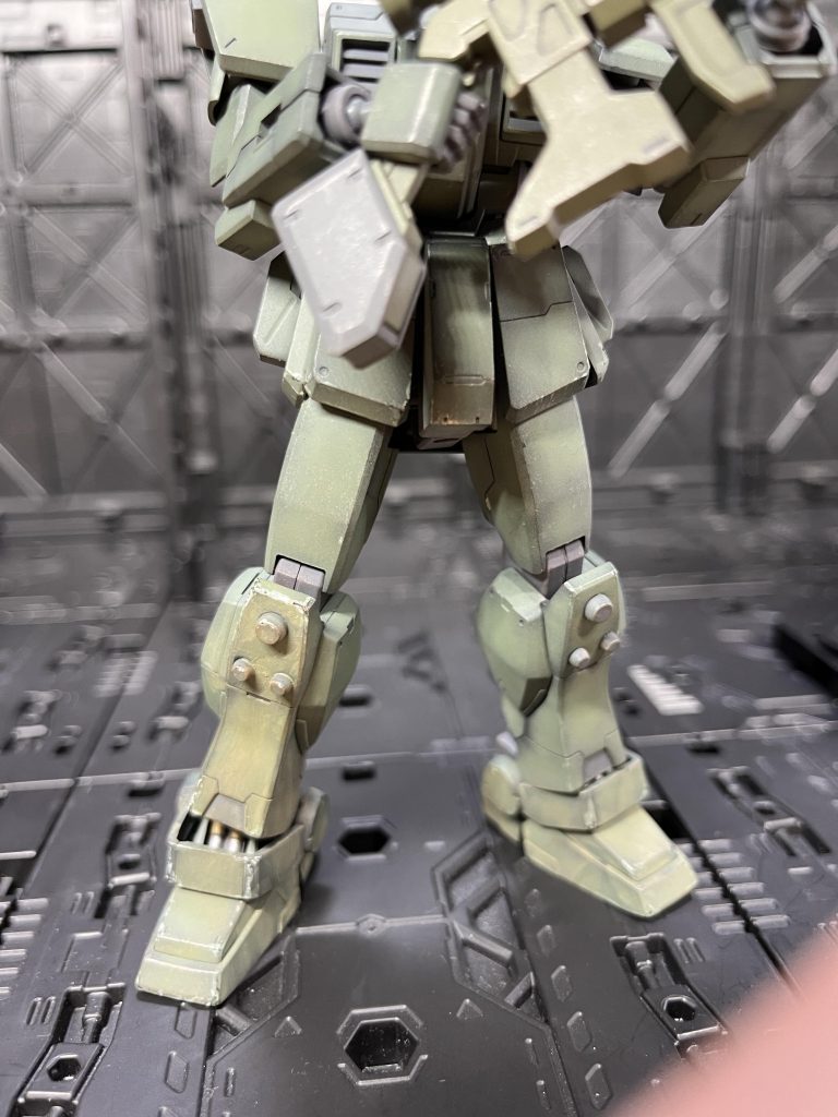 右膝を地面につけるので左より多めに汚しました。スパイクは切り飛ばして、スネ装甲の穴を埋めた後に貼り付けて延長しています。