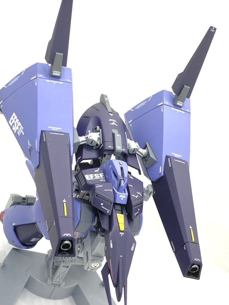 メッサーラは初登場した時、MA形態で登場したので今回は破損が怖いながらも(笑)変形させてみました。変形自体はそんなには難しくないのですが・・・フレーム部分がABSでクリアー吹いてあるので、かなりギシギシしていてしかも至る所にデカール貼ってあるから剥がれるのも怖かったです(汗)。僅かにクリアーが剥がれただけで変形出来たのですが・・・変形用の専用パーツにロック出来るようにダボがあるので安定感は抜群でした。ただ、相当重いのでキットに付属の台座でも上手く飾らないとひっくり返る可能性あるので気を付ける方が良いですね。