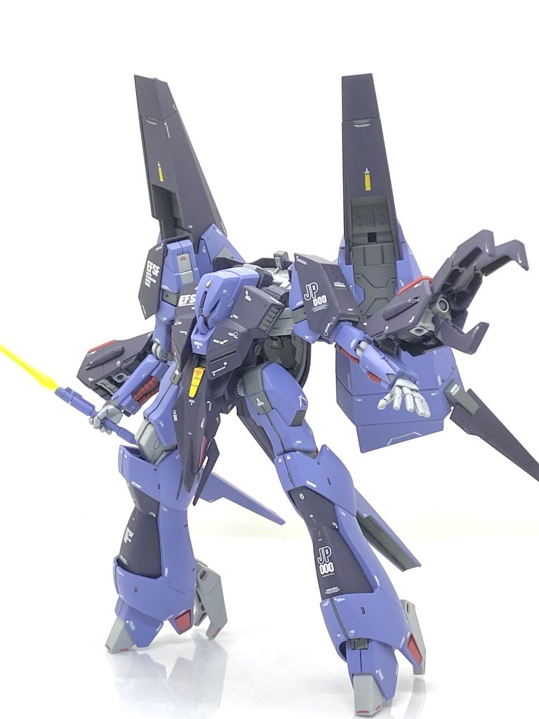 異形なデザインながらも可動箇所が広く、ポージングも決まります。