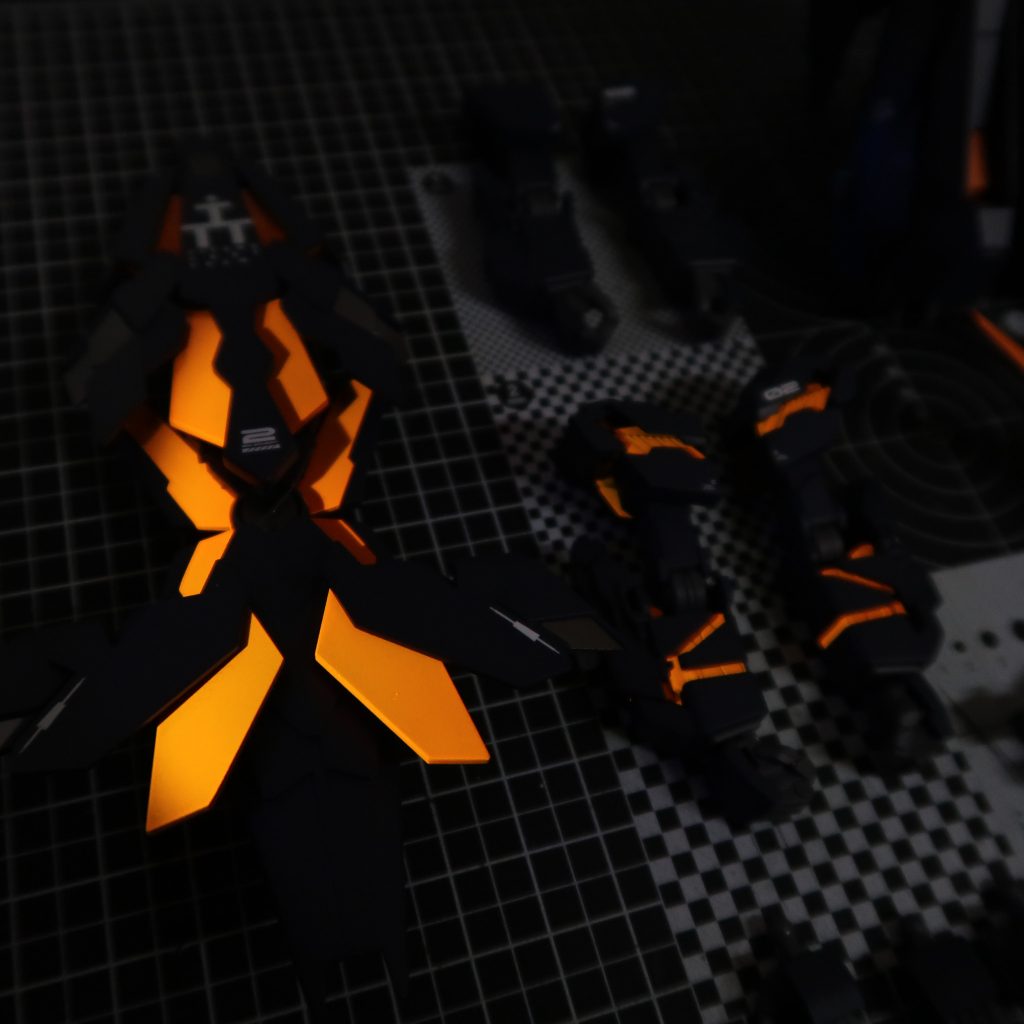 サイコフレームは蛍光塗料で塗装しています。