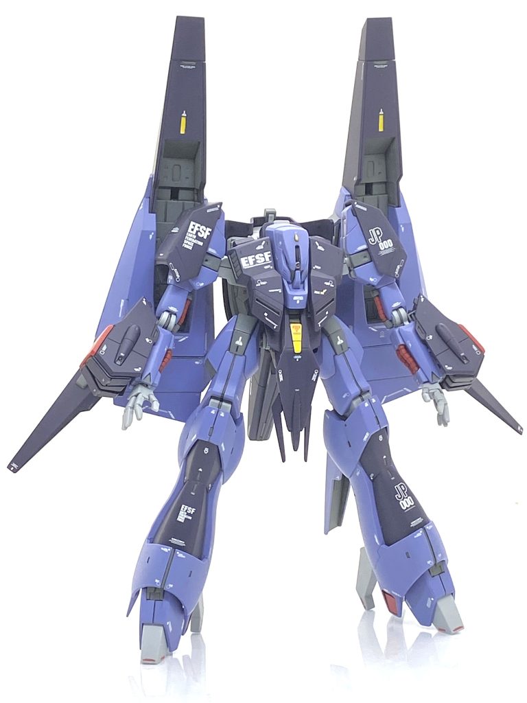 HGUC メッサーラを成形色仕上げ+αで作ってみました。メッサーラはZガンダム放送当時は1/220のしかなく、1/144で出ないのはがっかりしましたが出来が良くて部分塗装だけして飾っていた記憶があります。やはり大きさがネックで1/220でも1/144並みのボリュームがあり、スラスターユニットも大きいから立たすのが難しいと思ってました。ですが、HGUCが展開される様になってから関節強度が上がったのでジ・オやパラス・アテネの様な大型な機体もキット化されて待っていた方は多いと思います。今でも再販されると大人気で中々買い難い状況ですが自分は初版当時に買えてたので今回はそのキットを丁寧に精密感アップを目指して作る事にしました。