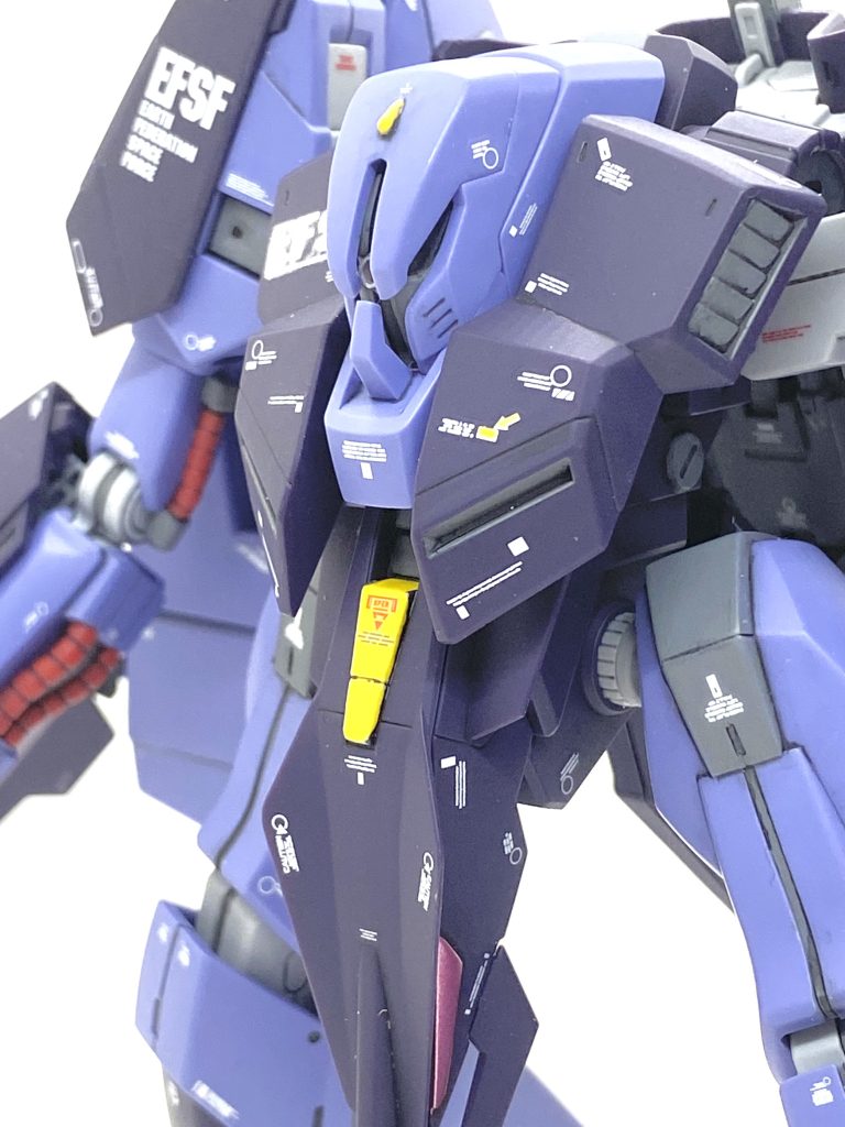 まず仮組みして思ったのは変形を前提にしてますからABSを作った関節でやや硬く、外す際には苦労しました。脚を中心に合わせ目も多いので挟み込なので太腿はキチンと消しましたが脛周りはダンモを使って段落ちモールドにしました。下腕も合わせ目があるので・・・そちらも片側が0.2のタガネで彫り、合わせ目はダンモを使って段落ちモールドにしてます。塗装には関節やフレーム箇所がかなり白いグレーでその辺りにはニュートラルグレーを入れています・・・おかげで二重構造っぽくなりました。結構ニュートラルグレーを筆塗りして良い感じになり強そうに手間暇掛けた甲斐がありました。