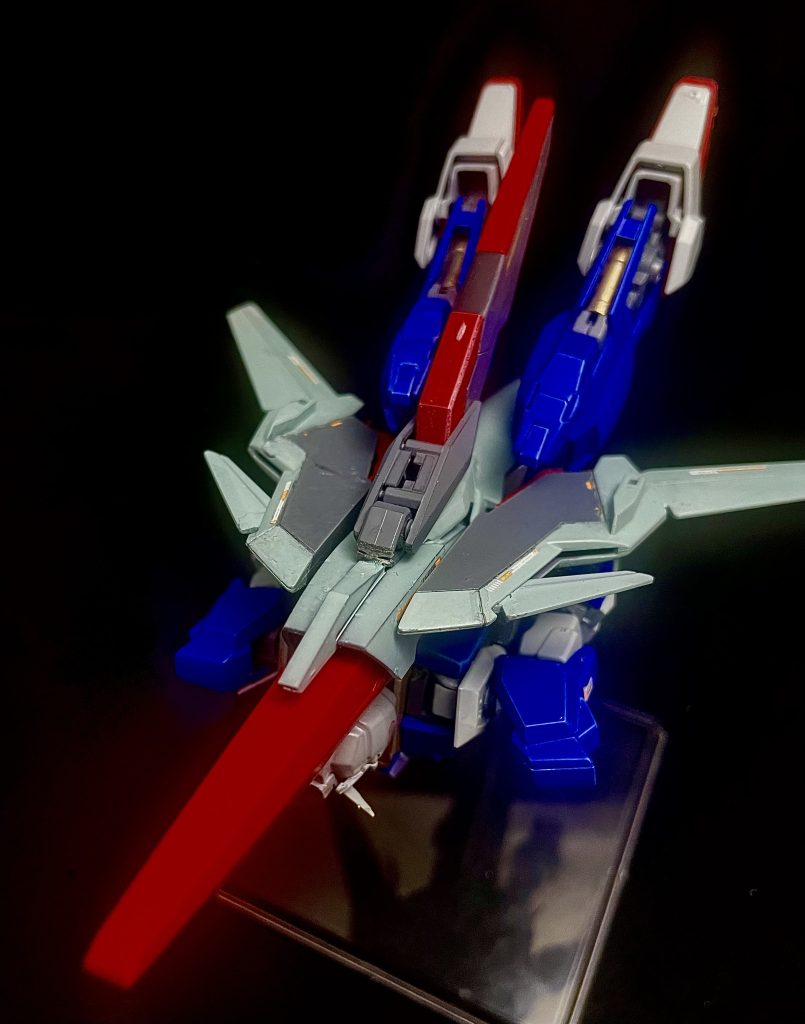 だが、大気圏突入の際にはウェイブライダー形態では背面飛行、MS形態ではバリュートを使用しなければならずＺガンダムのような落下中の機動性はない。