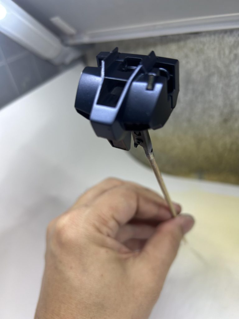 プリズムブルーブラックで塗装するとこんな感じになるのですが、ほんと光の当たり方次第ってのがめちゃくちゃいいです。