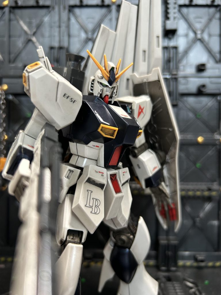 ウェザリングをほとんど磨いて落として、ホワイトの部分を水性ホビーカラーのパールホワイトで塗装、ボディなどの黒い部分をガイアカラーのプリズムブルーブラックで塗装しました。