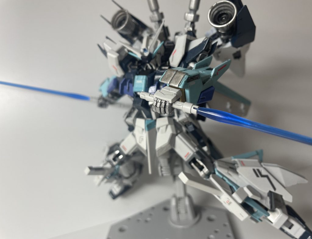 ビームサーベルも2基装備しています。