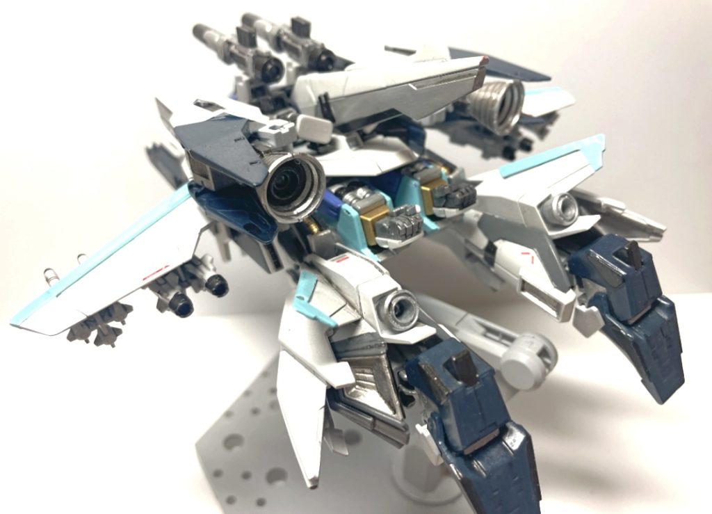 ウェイブライダー形態へも変形可能です。