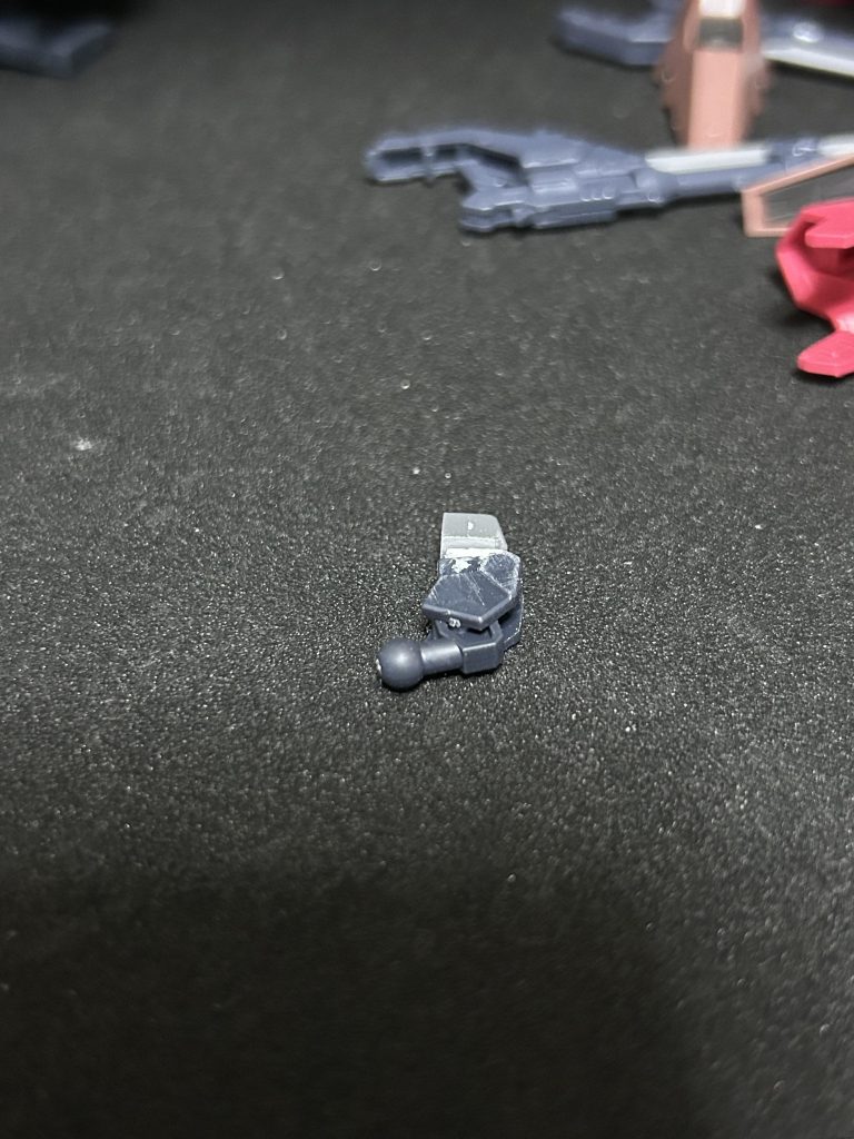 おまけ、グレイズのヒールみたいな足がどうしても気になったので無理矢理コアガンダムのアーマー系へ。グレイズ系の足の軸とアーマーの足の回転する軸を切り取ってくっつけただけですが、この足変えだけでも色々な可能性は広がった気がします。