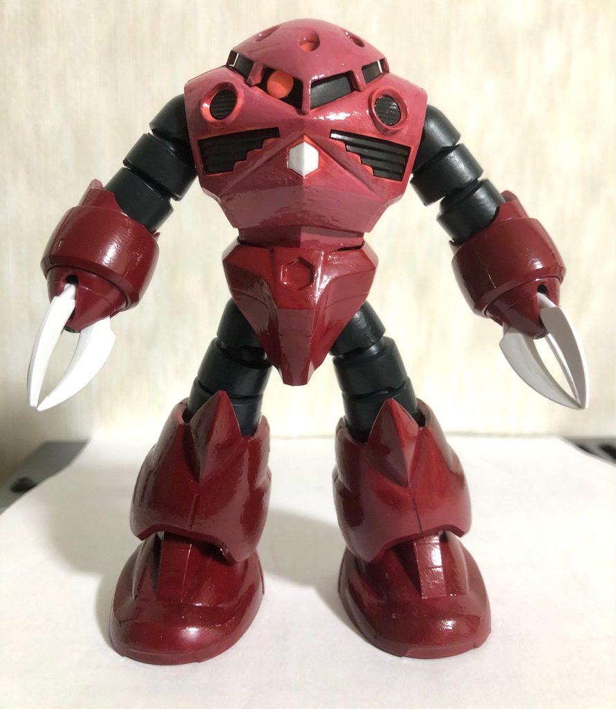 フロントビュー。カラーリングはTV版と劇場版「哀・戦士」を交互に見ながら塗装。胴体のピンクみがかった赤を表現するのは難しかったです。