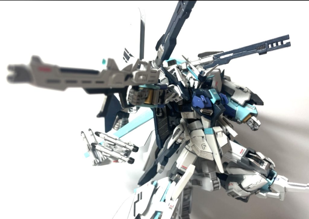 ライフルはライジングフリーダムと同型のものを装備しています。