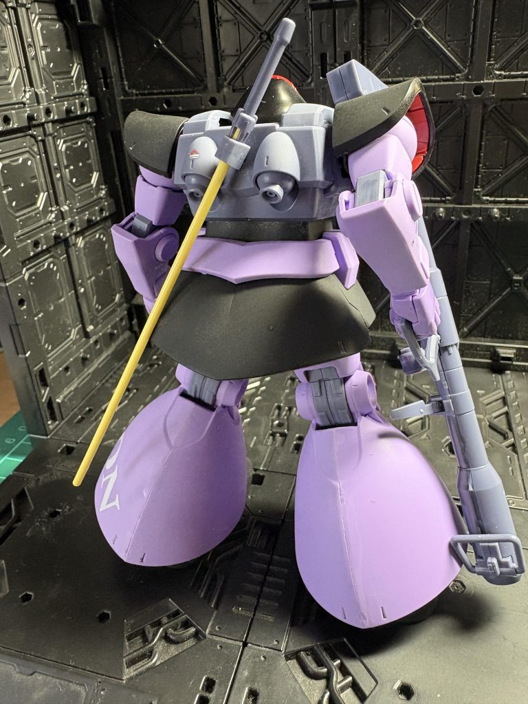 スカートの合わせ目消しが下手くそですね。