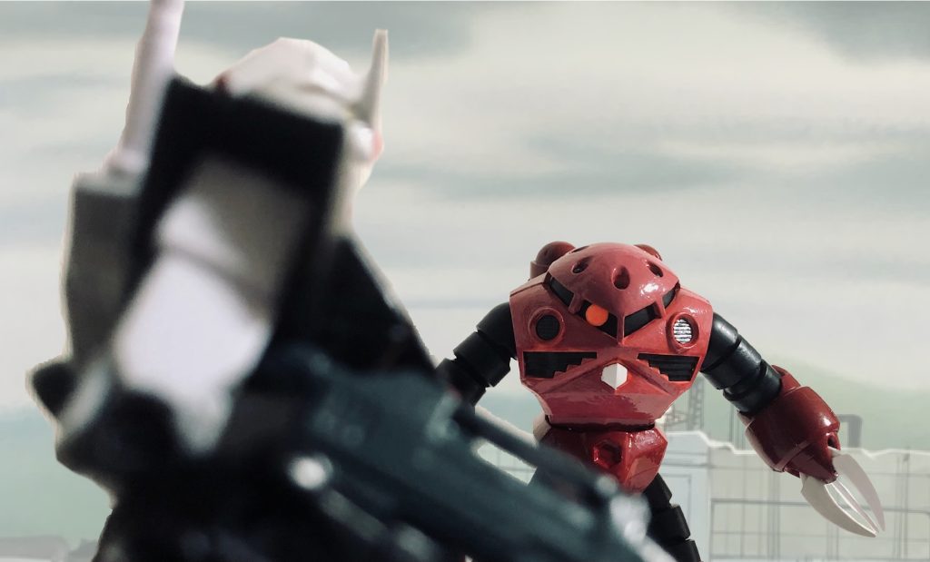 この時点で二人はランバ・ラルや黒い三連星・デザート・ロンメルといったジオンの名だたるエース達を倒し、既にニュータイプとして覚醒済みですが、2機のガンダムが二人の反応に追いつかなくなっており、シャアのズゴック相手に苦戦します。