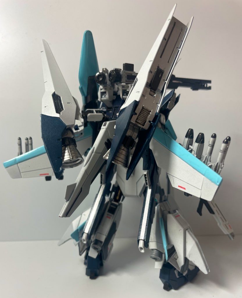 バックパックにはテルティウムアームズのブースターを搭載しています。