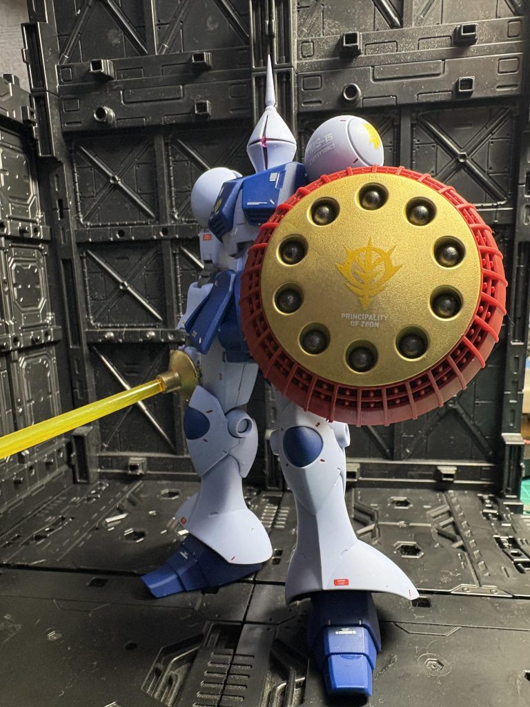 シールドとランスの柄はダイソーのスプレー缶を使用しています。このダイソースプレーのゴールド、色味が結構好きなんです。