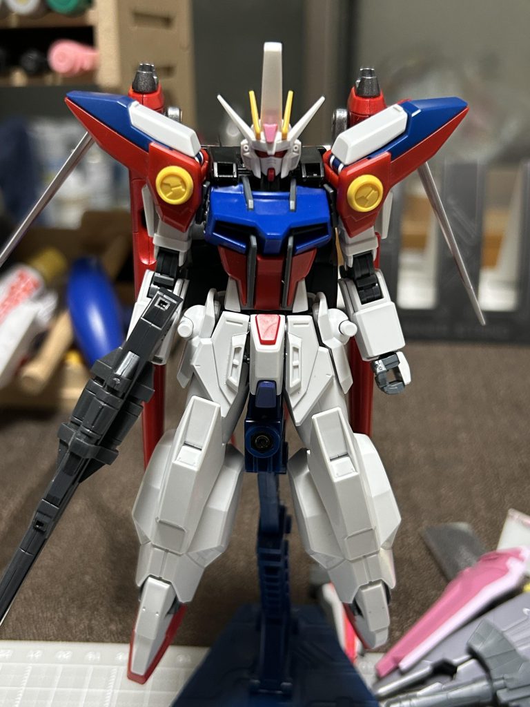 形が決まった時の写真です。最初はバスターライフルを持たせていましたが、なんかしっくりこなかったのでこの後ライフルはコアガンダムの物に変更しました。