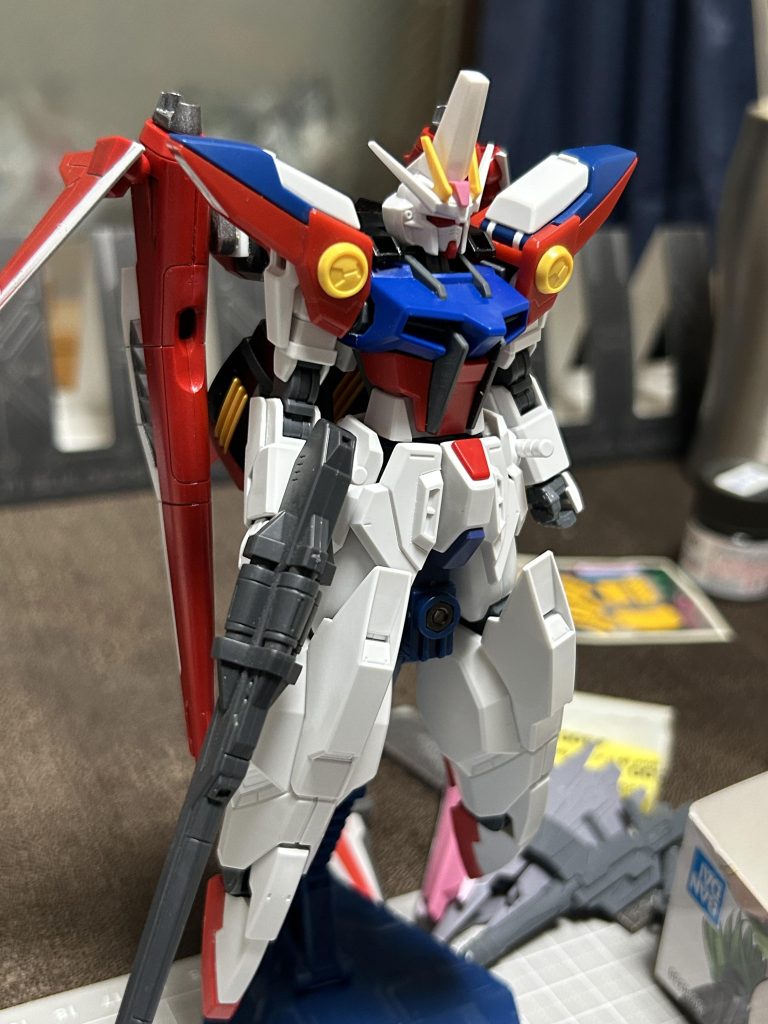 頭部のトサカはプラ板での自作です。アスラン機要素がバックパックしかなかったので、トサカを追加して大分それっぽくなったと思います。