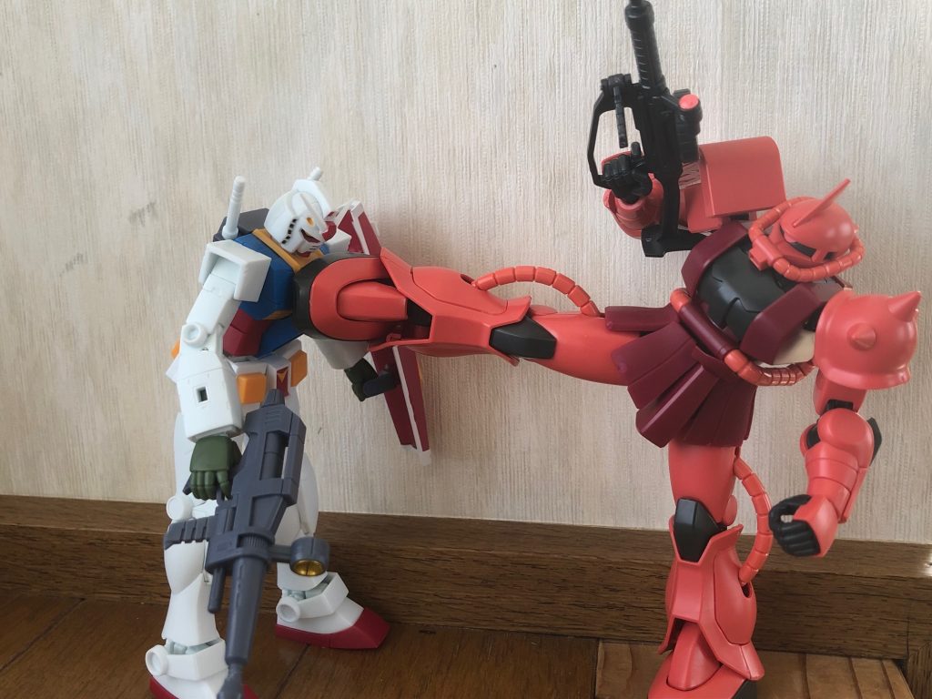 おなじみシャアキック。相手はロボット魂のガンダムです。