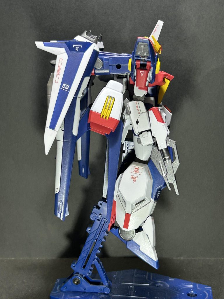 真横。バックパックの穴は追加パーツでキャノンを作りたくて開けたままにしてあります。