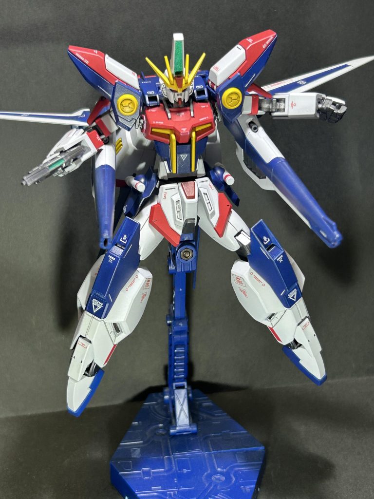 アムフォルタス構えキラの別荘になぜか隠してあったフリーダムから動力をパクっているので、核動力の為ビーム撃ち放題です。そしてこのポーズを撮る為動かしている時に腰の軸がポキッと逝かれました、、、