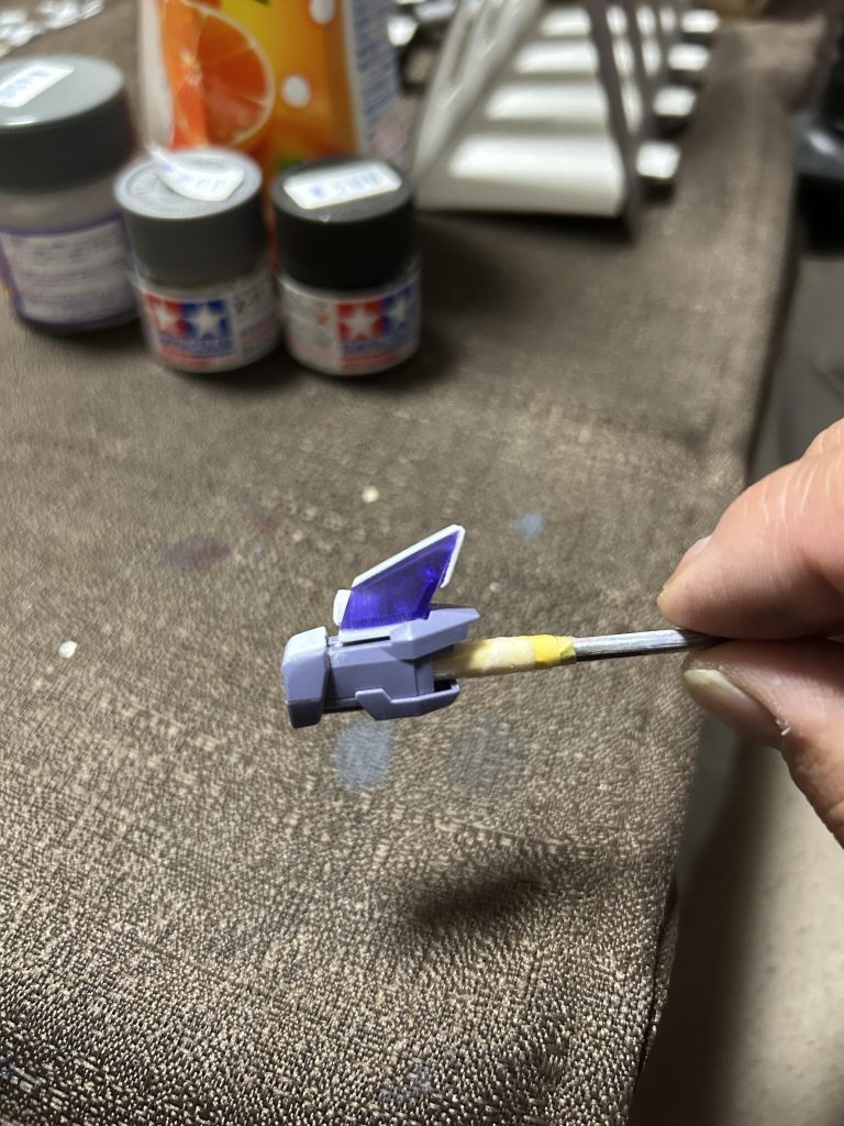 余っていたクリアパーツを削り、プラ板で蓋してビーム発生口を作り、ビームガン兼ビームサーベルとしました。