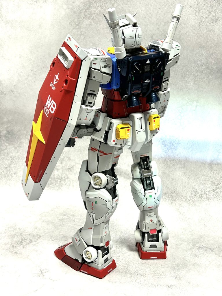 初めはABS部品の多さに圧倒され、やっと組み立ての工程からも何重にも重なった十二単衣並みの内部メカ部品🤣　初めてのエッチングシールがうまく貼れず…ボンドで貼ると言う強行手段💦完成間近に部品の色の塗り分けを間違えていたことに気がつき（ブルー部品とライトブルー部品を塗りを間違えて💧）…再度塗装し直しし😭めげそうになりながらもついに完成✨