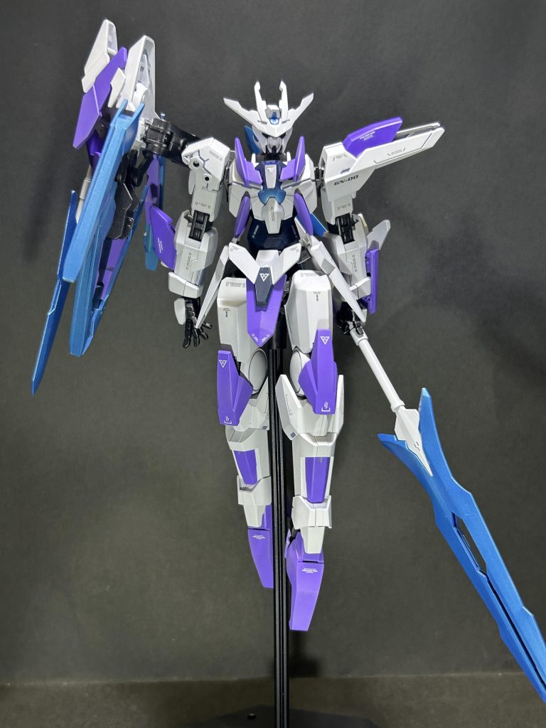 正面。今回は基本的にグレイシャーのパーツのみを使おうと思い、他のキットはバインダーに使用したダブルオーのGNドライブとシールドのみです。クアンタのパーツを使っていないのにクアンタの名を冠するのはいかがなものか、、、アナザータイプなので、ソードではなくパルチザン、カラーリングも紫で「ソレスタルビーイングが敵だった世界線」という設定でラスボス感が出ればと作成しました。