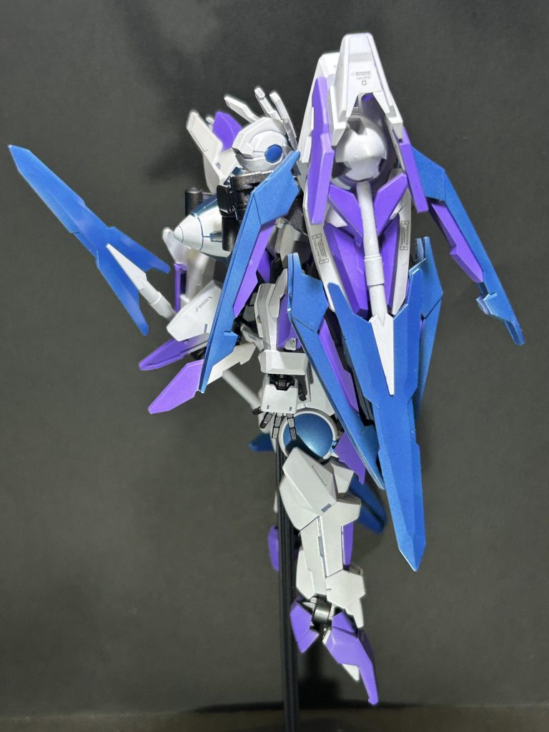 横。平手とバインダーのジョイントはビルダーズパーツですが、それ以外はグレイシャーのパーツを削ったりプラ板で少し形状変更したのみで、意外とクアンタっぽくなったのではないかと思います。