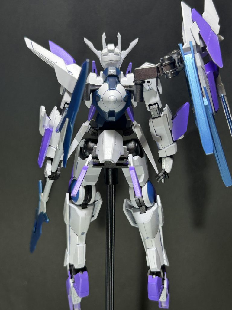 グレイシャーはクリアパーツがたくさんなので、好みの形状の物を選び別の箇所へ取り付けてグレイシャーとは違うスタイルを目指しました。GNドライブのマスキング面倒くさかった、、、ですが塗り分けて良かったです!