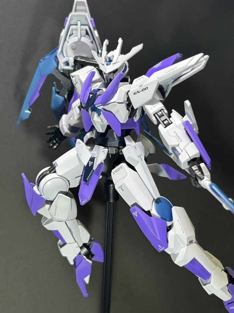 ポージング墨入れや角部のモールドは間違えて買ってしまった水性のデュアルブリッツグレーを使用して落ち着いた雰囲気を目指しつつデカールと色を揃える感じで行いました。