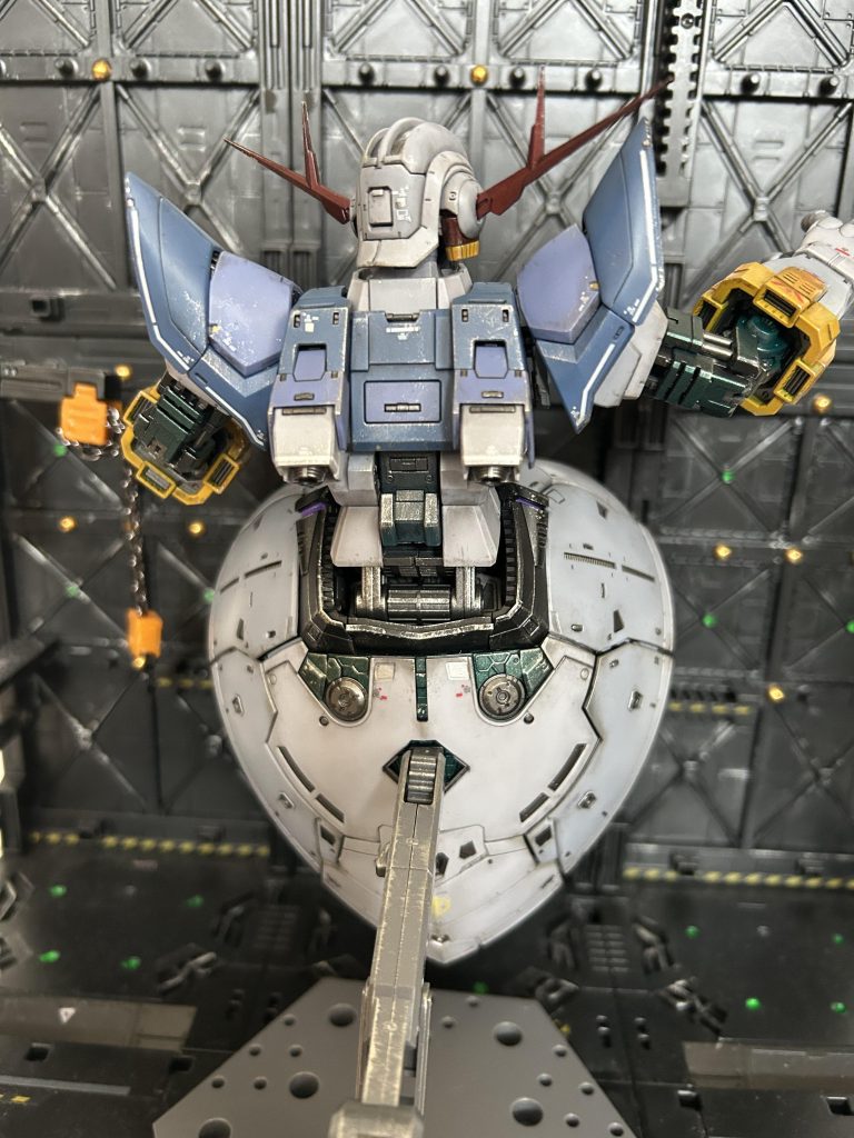 バックショット。パーツの繋ぎ目の所もウェザリングマスターのオイルとで陰影つけつつ全体的にシルバーのドライブラシをかけました。