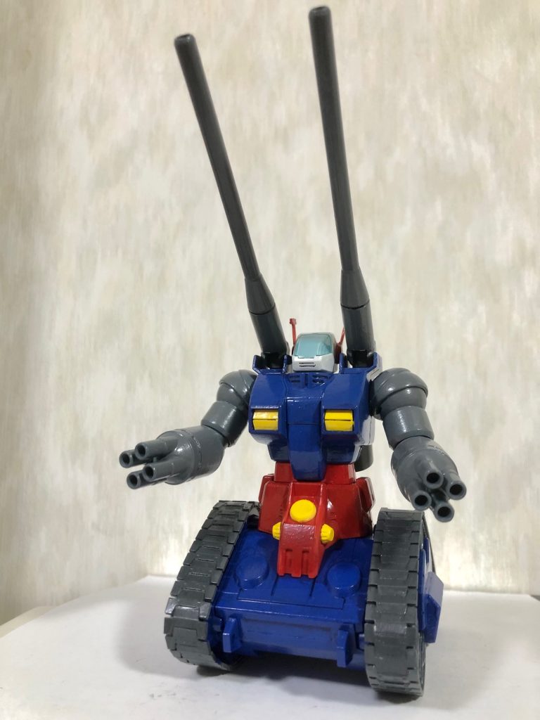 フロントビュー。今回塗装するにあたってTV版ファーストガンダムを再視聴し、頭部のキャノピー部分はアニメを意識してあえて塗装しました。