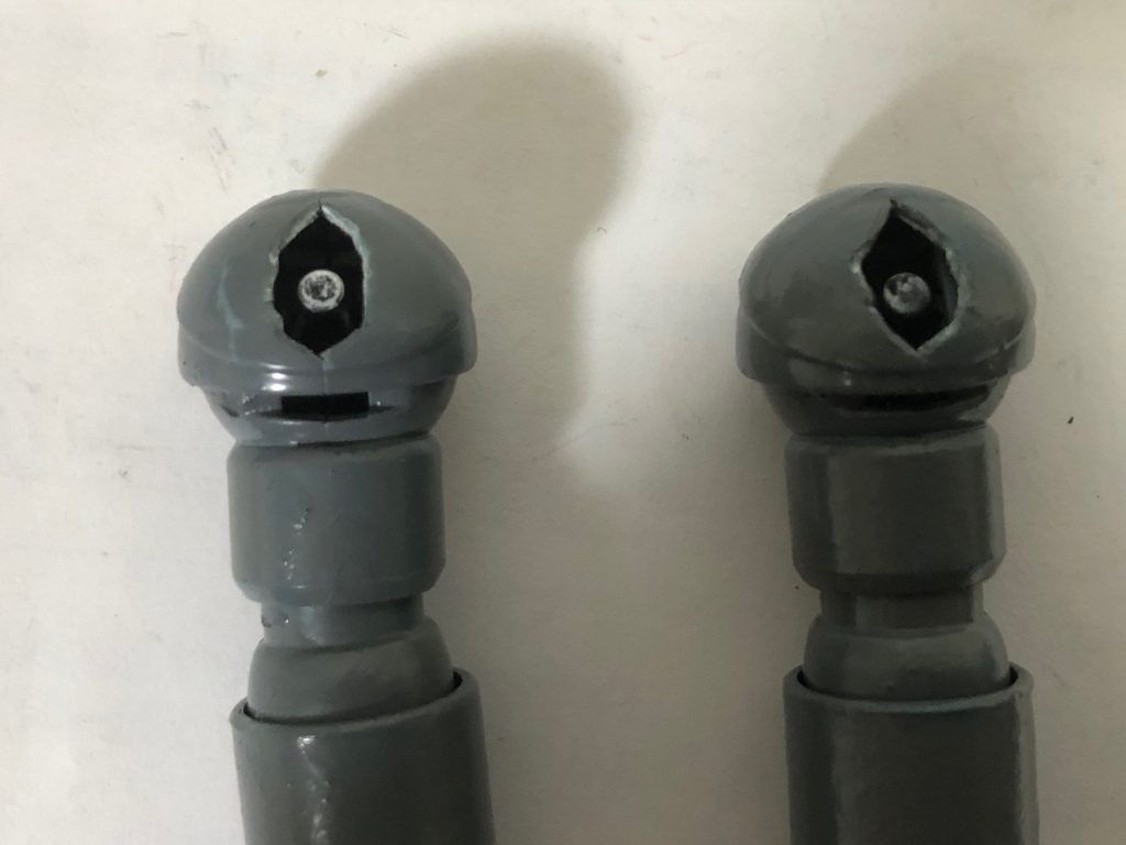 両肩にボールジョイントを付けましたが、うまい事ポリキャップをはめる穴の部分に付けられました。