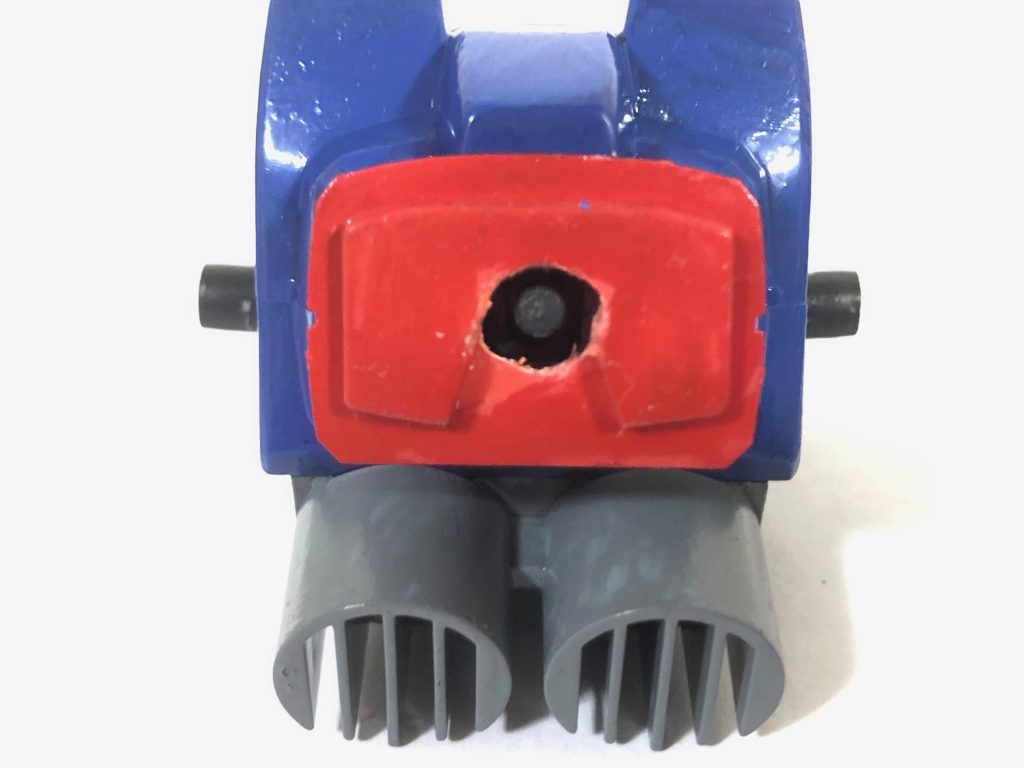 腰の部分にも上下ボールジョイントがセットされていますが、今回「ある事」をしたくて、このような処理を施しました。