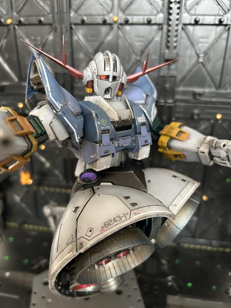 外装は成形色のウェザリングで、バーニアと内部フレームのスカートだけメタリック塗装しました。あと、アンテナと腕の部分だけ塗装してました。モノアイも蛍光レッド塗装です。（追記）