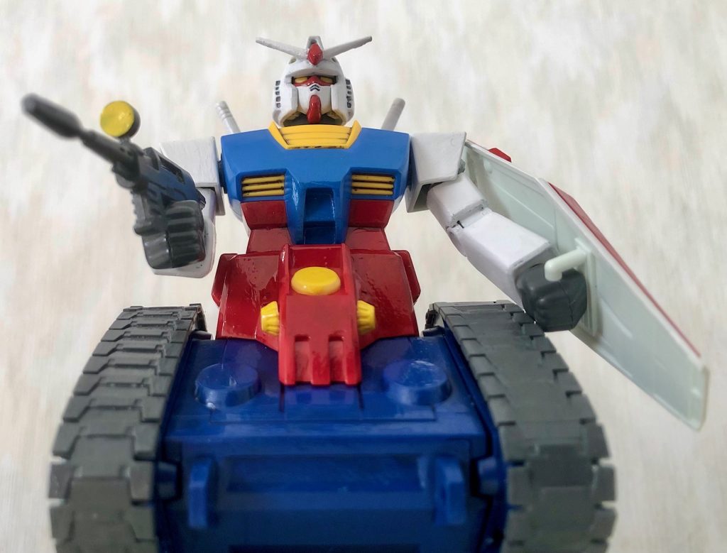 「ラッキーボーイだぜぃ☆」ズバリ、これです(笑)。前に作ったベストメカコレクションガンダムの上半身とタンクの下半身を合体させて、あの「ガンダムタンク」を再現したかったのです!!ガンタンクをそのまま組み立てるのも良いですが、個人的に遊び心がなきゃつまらないなと思い、某ケツアゴシャアのゲームの再現をしました。一応コア・ブロック・システムを採用しているので、理論上は無理ではありませんがこれを本編でやっていたらスゴイ事になっていたでしょうが(笑)。